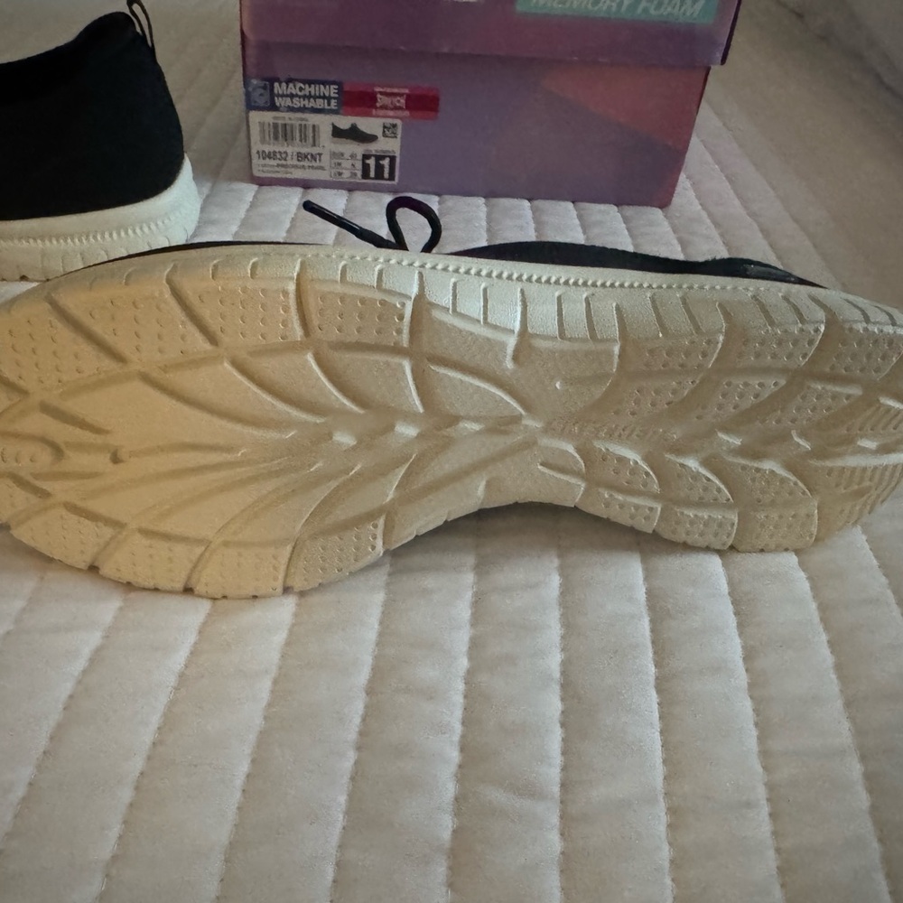Skechers Women's Black Athletic Sneakers with White Sole Brand New - Picture 5 of 6